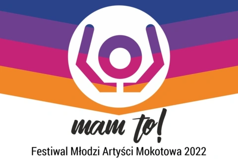Na górze na tle kolorowych pasków logo w postaci kresek symbolizujących głowę i podniesione do góry ręce. Poniżej tekst: mam to, festiwal młodzi artyści mokotowa 2022.