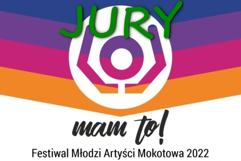 Na górze na tle kolorowych pasków logo w postaci kresek symbolizujących głowę i podniesione do góry ręce. Nad nim napis jury. Poniżej tekst: mam to, festiwal młodzi artyści mokotowa 2022.
