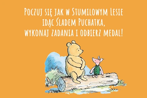 Kubuś Puchatek i Prosiaczek siedzą na kłodzie drzewa. Nad nimi tekst: poczuj się jak w Stumilowym lesie idąc śladem Puchatka, wykonaj zadania i odbierz medal.