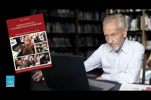 Seniorzy siedzi przy laptopie w bibliotece.