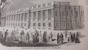 Dziewiętnastowieczne postaci przed budynkiem Biblioteki Raczyńskich w Poznaniu; panowie w cylindrach, panie w długich sukniach. Między nimi dorożka z końmi.