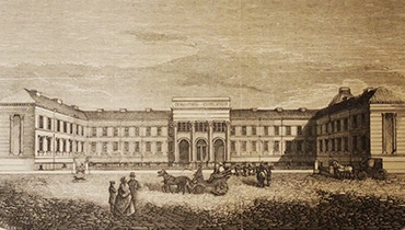 Dziewiętnastowieczne postaci przed budynkiem Biblioteki Narodowej im. Ossolińskich; panowie w cylindrach, panie w długich sukniach. Między nimi dorożki z końmi.