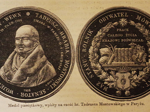 Dwa medale. Na lewym znajduje się popiersie łysiejącego mężczyzny w płaszczu, na prawym półka z książkami i wieńcem.
