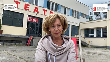 Na zdjęciu Halina Chrobak na tle teatru