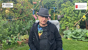 Na zdjęciu Szczęsny Wroński na tle liści