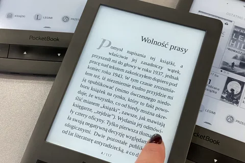 Trzy czytniki ebuków. Na jednym z nich widać stronę z jakiejś książki.