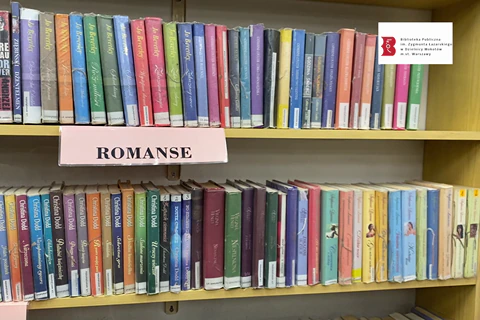 Dwie półki z książkami. Między półkami kartka z napisem: romanse. Na górze z prawej logotyp biblioteki mokotowskiej.