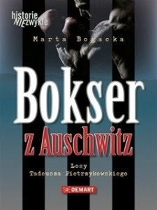 Okładka książki Bokser z Ałszfic autorstwa Marty Bognackiej. W lewym górnym rogu znajduje się stylizowany napis historie niezwykłe. Pośrodku znajduje się imię i nazwisko autorski oraz tytuł książki. Na górze książki widać sylwetkę umięśnionego mężczyzny w rękawicach bokserskich. Pod tytułem książki znajduje się podtytuł: Losy Tadeusza Pietrzykowskiego. Na samym dole książki widać logotyp wydawnictwa Demart. Okładkę przecinają 3 czarne pionowe pasy, które kontrastują z szarymi. Mogą się skojarzyć z obozowymi pasiakami, w które ubrani byli więźniowie obozów zagłady lub kratami więzienia. 