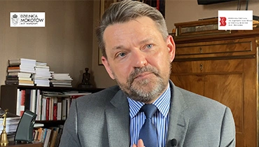 Na zdjęciu Robert Kotowski na tle książek.