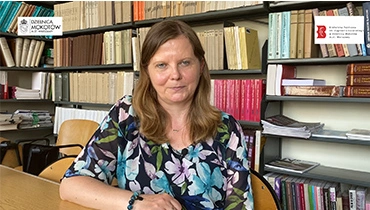 Na zdjęciu dr Dorota Grabowska na tle książek.