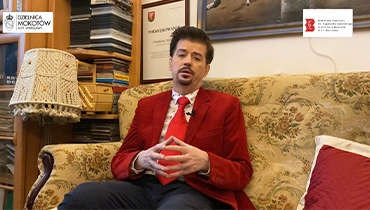 Na zdjęciu Witold Matulka na tle książek.