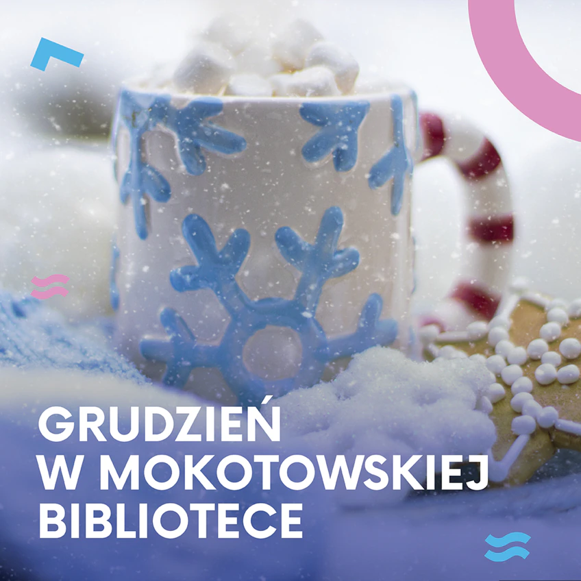 Biały kubek z jasnoniebieskimi śnieżynkami, z którego wystają białe, małe pianki, w to wszystko w białej scenerii zimowej. Do tego tekst: grudzień w mokotowskiej bibliotece.