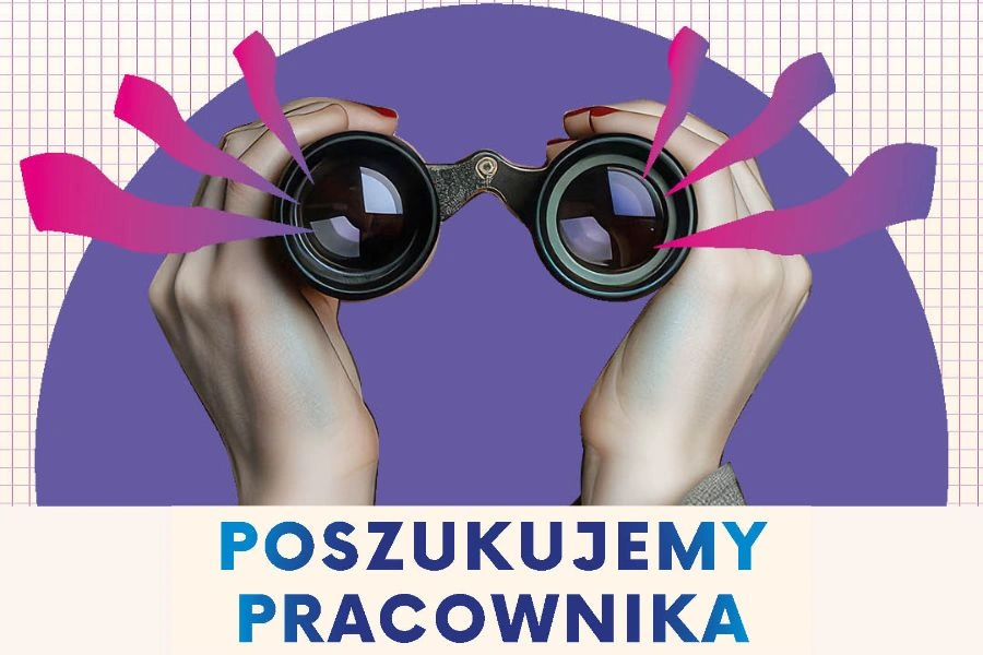 Ręce trzymające lornetkę na żółtym tle, napis: poszukujemy pracownika