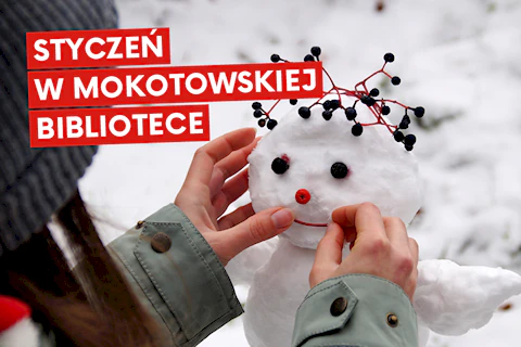 Dziewczynka przykleja usta niewielkiemu bałwankowi.