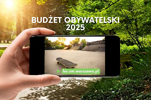 Zdjęcie ręki trzymającej smartfon, w tle zdjęcie parku