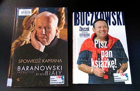 Na stole leżą dwie nowo kupione książki.