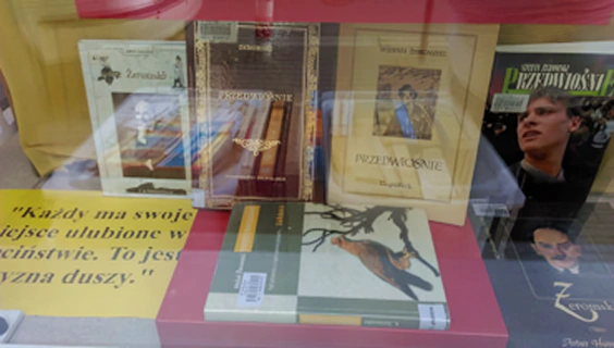 W witrynie biblioteki kilka książek Żeromskiego.