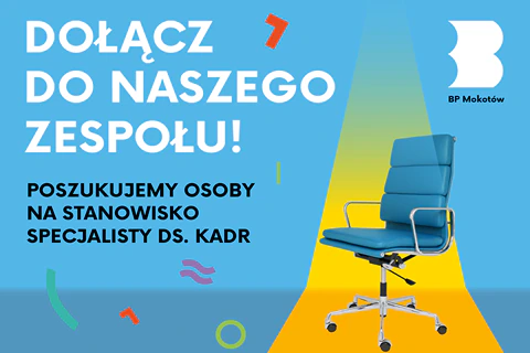 Na niebieskim tle przebiega żółty pas, na którym stoi biurowy fotel. Po prawej biały logotyp biblioteki mokotowskiej. Do tego tekst: dołącz do naszego zespołu; poszukujemy osoby na stanowisko specjalisty ds. kadr.