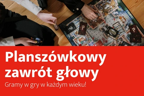 Na górze dzieci grają na podłodze w jakąś planszówkę. Poniżej na czerwonym tle tekst: planszówkowy zawrót głowy; gramy w gry w każdym wieku.