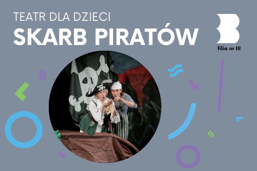 Sceniczna piracka łódź, a w niej dwójka aktorów. Aktorka ma na sobie morski strój i piracką czapkę, w ręku trzymając mapę. Na tę mape wskazuje towarzyszący jej aktor przebrany za marynarza.