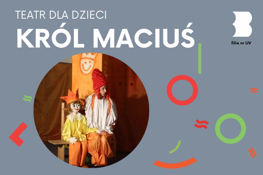 W kółku na drewnianej ławie siedzi aktor w białej bluzie i pomarańczowych luźnych spodniach. Trzyma on za rękę siedzącą obok niego kukiełkę króla Maciusia ubranego w żółtą bluzę i pomarańczowe spodnie.