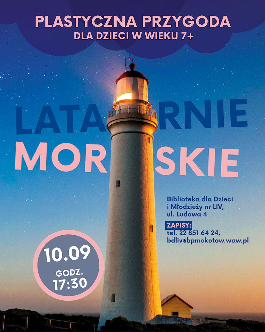 W półmroku widać jak latarnia morska świeci swym reflektorem.