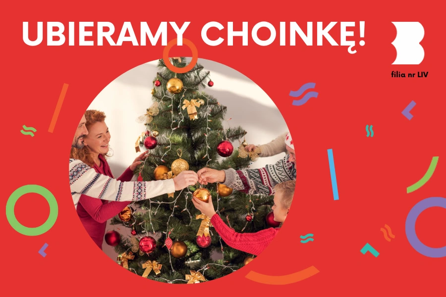 Częściowo ubrana choinka świąteczna jest ubierana przez pięcioosobową rodzinę.