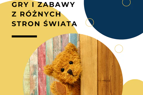 Pluszowy miś wychyla się zza drewnianej listwy. Zanim kolorowe pionowe deski. Do tego tekst: gry i zabawy z różnych stron świata.