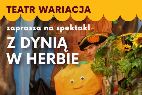 Kadr ze spektaklu. Obok kilku słoneczników uśmiecha się do nas dynia. Zza roślin wystaje głowa młodego mężczyzny w czarnym kapeluszu. Do tego tekst: teatr wariacja zaprasza na spektakl: z dynią w herbie.