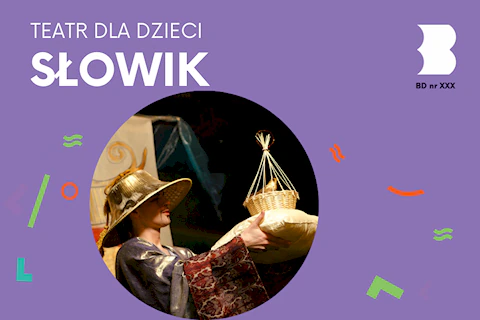 Aktor w bogatym stroju chińczyka trzyma w rękach złocistą poduszkę, na której leży wiklinowa klatka ze złotym ptaszkiem w środku.