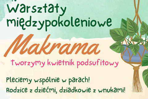 Grafika w tonacji zieleni i piasku. Po prawej podsufitowa doniczka wypełniona zielonym pnączem. Do tego tekst: warsztaty międzypokoleniowe; makrama; tworzymy kwietnik podsufitowy; pleciemy wspólnie w parach; rodzice z dziećmi, dziadkowie z wnukami.