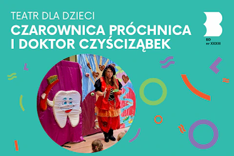 Aktorka w czerwonym kostiumie opowiada coś dzieciom naprzeciwko. Obok niej do fioletowego płótna przypięty jest wielki, uśmiechnięty ząb ze szczoteczką do zębów w małej rączce.