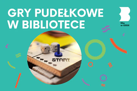 Róg drewnianej planszy gry Monopoly, a na nim pionek i dwie kostki.