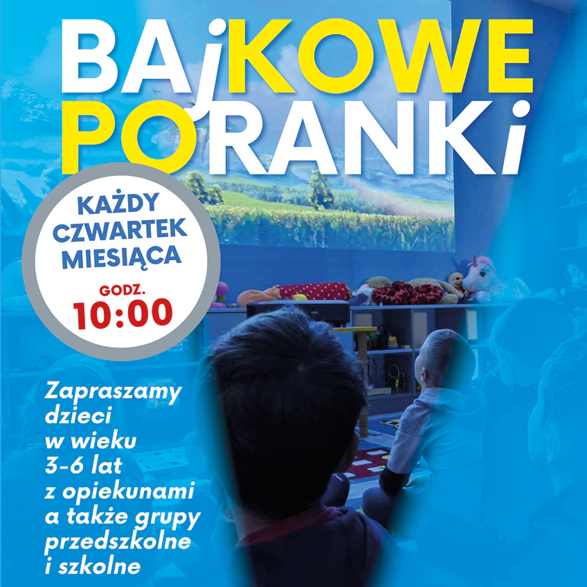 Dzieci siedzą na wykładzinie i patrzą na wyświetlaną na ścianie bajkę.