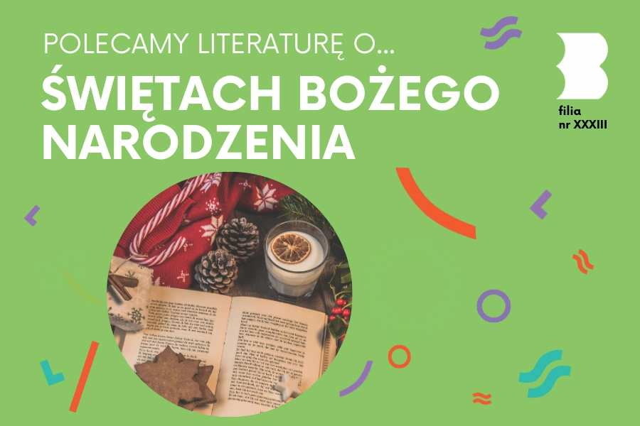 Na stole leży otwarta książka, a na niej kilka gwiazdek. Obok leży zielony stroik, zapakowany prezent, szklanka mleka, dwie szyszki, czerwony materiał, na którym leży biało-czerwona świąteczna laska do gryzienia.