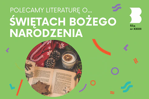 Na stole leży otwarta książka, a na niej kilka gwiazdek. Obok leży zielony stroik, zapakowany prezent, szklanka mleka, dwie szyszki, czerwony materiał, na którym leży biało-czerwona świąteczna laska do gryzienia.