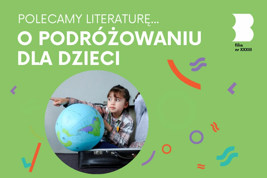 Dziewczynka bawi się w pomieszczeniu piłką plażową przedstawiającą kulę ziemską.