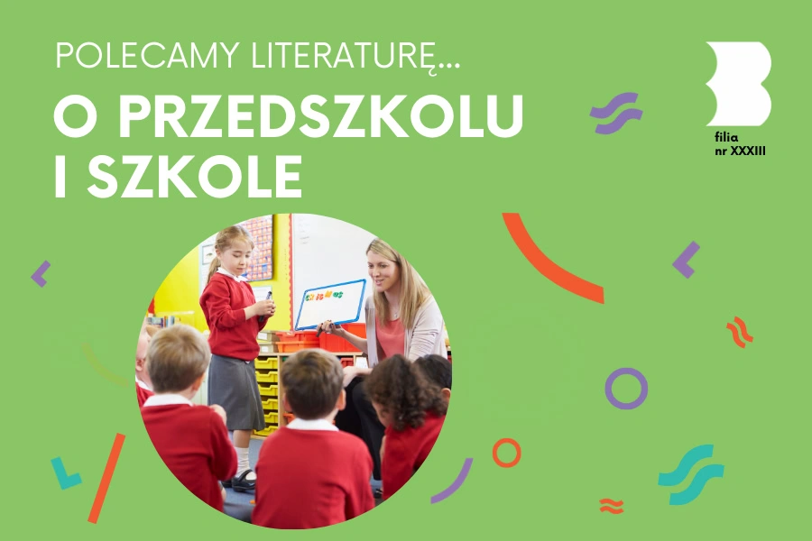 Blondynka w średnim wieku pokazuje coś na małej tabliczce dzieciom ubranym na czerwono.