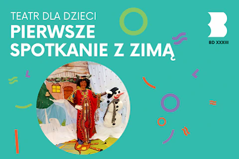 Aktorka przebrany za Afrykańczyka stoi na tle zimowego krajobrazu obok bałwana.