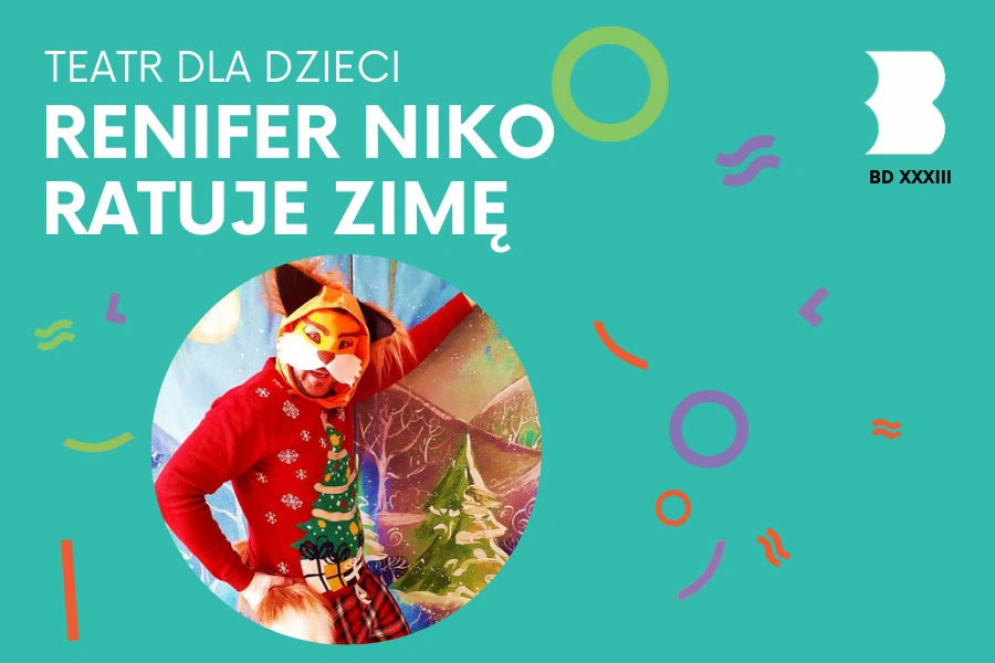 Aktor przebrany za lisa stoi na tle górzystej dekoracji