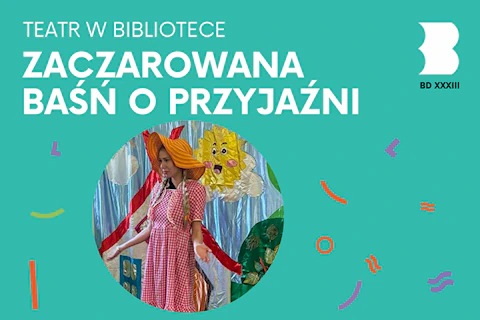 Aktorka w letniej sukience w czerwoną kratkę i słomianym kapeluszu, rozkłada ręce na tle dekoracji z domem, chmurkami i Słońcem.