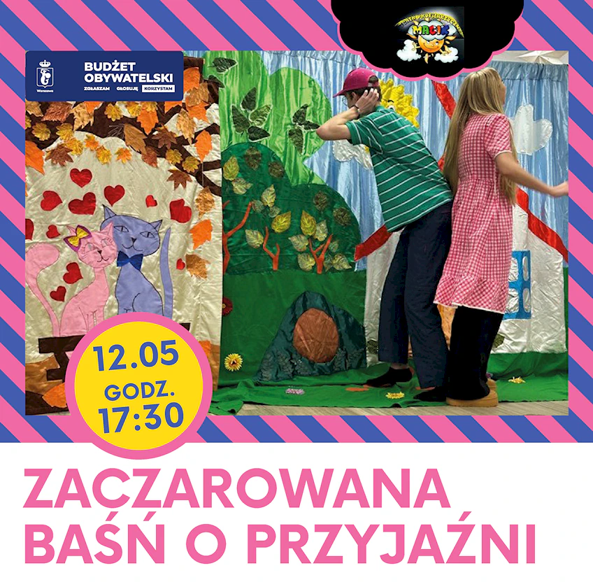 Aktorka w letniej sukience w czerwoną kratkę stoi plecami do pleców letnio ubranego aktora. W tle dekoracja domku i kotów.