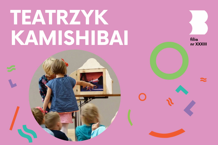 W drewnianej ramce rysunek na który wskazuje stojąca obok dziewczynka.