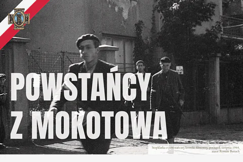 Czarno-białe zdjęcie kilku powstańców idących ulicą Mokotowa.