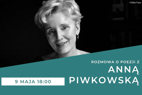 Czarno-białe zdjęcie portretowe krótko obciętej blondynki w średnim wieku uśmiechającej się do nas. Zdjęcie wykonał Wiktor Franco. Do tego tekst: rozmowa o poezji z Anną Piwkowską; 9 maja, godzina 18:00..