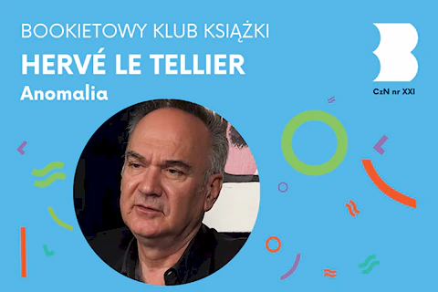 Siwowłosy, łysiejący mężczyzna patrzy na lewo, jakby z kimś rozmawiając.