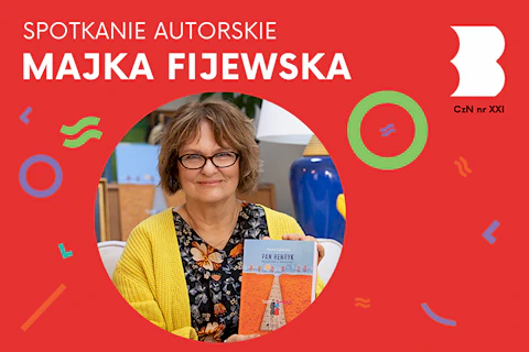 Krótko ostrzyżona kobieta w okularach pokazuje swoją książkę.