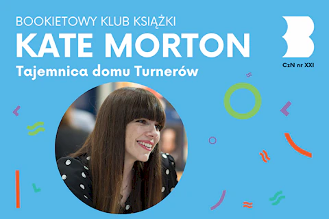 Szeroko uśmiechnięta długowłosa brunetka patrzy się gdzieś na prawo.