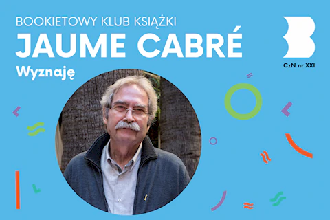 Siwiejący mężczyzna w okularach i z wąsami na tle pni drzew.