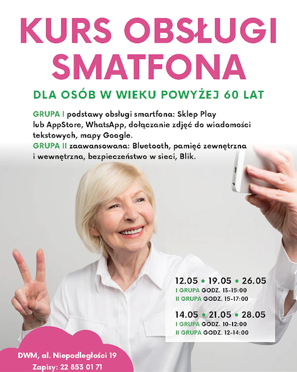 Starsza kobieta uśmiecha się do trzymanego w dłoni smartfona.